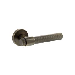 Senza Pari Fasana Linear Knurled Lever Door Handle on Minimal Round Rose - Antique Brass