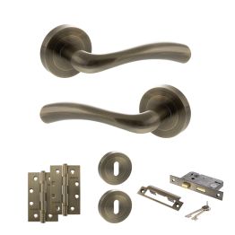 STATUS Texas Door Handle Pack (3 Lever Lock Set - 2.5" CE Sashlock, 4" Slim Knuckle Hinges x2) - Antique Brass