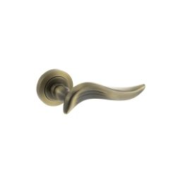 Old English Oxford Lever Door Handle on Round Rose - Matt Antique Brass