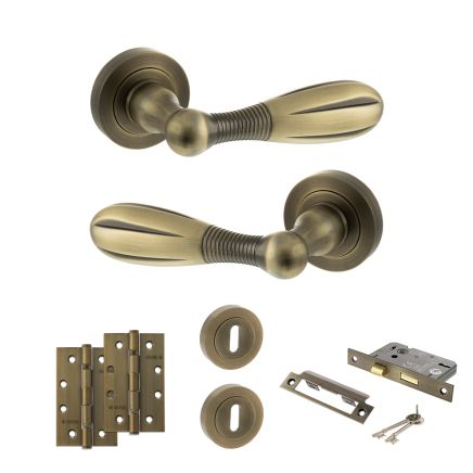 Old English Cambridge Door Handle Pack (3 Lever Lock Set - 2.5" CE Sashlock, 4" Slim Knuckle Hinges x2) - Matt Antique Brass