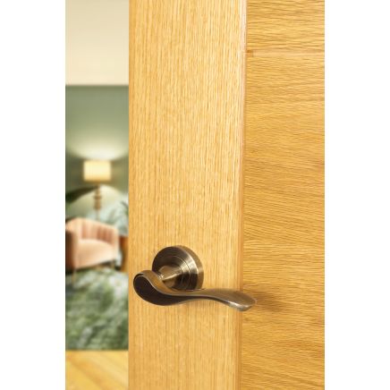 Old English Warwick Lever Door Handle on Round Rose - Antique Brass