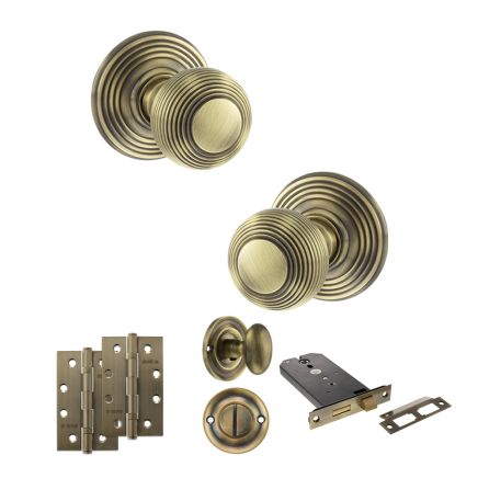 Old English Ripon Door Knob Pack (Lock Set - Horizontal Bathlock, 4" Slim Knuckle Hinges x2) - Antique Brass