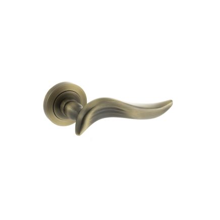 Old English Oxford Lever Door Handle on Round Rose - Matt Antique Brass